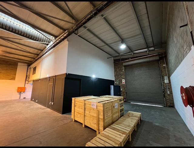 620M² WAREHOUSE TO LET IN LASER PARK